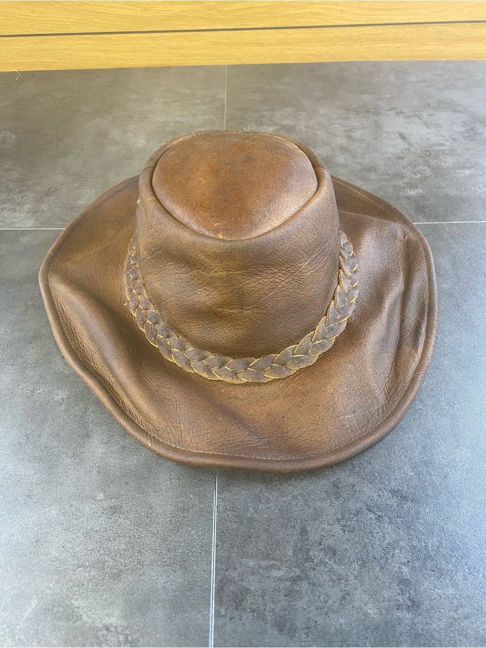 Kakadu Men's Brown distressed Leather Outback Hat with Braided Band size‎ Large